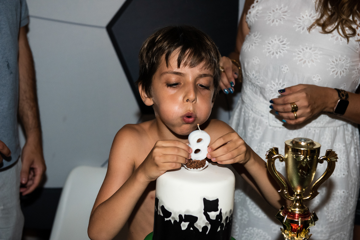 apagando a velinha de 8 anos