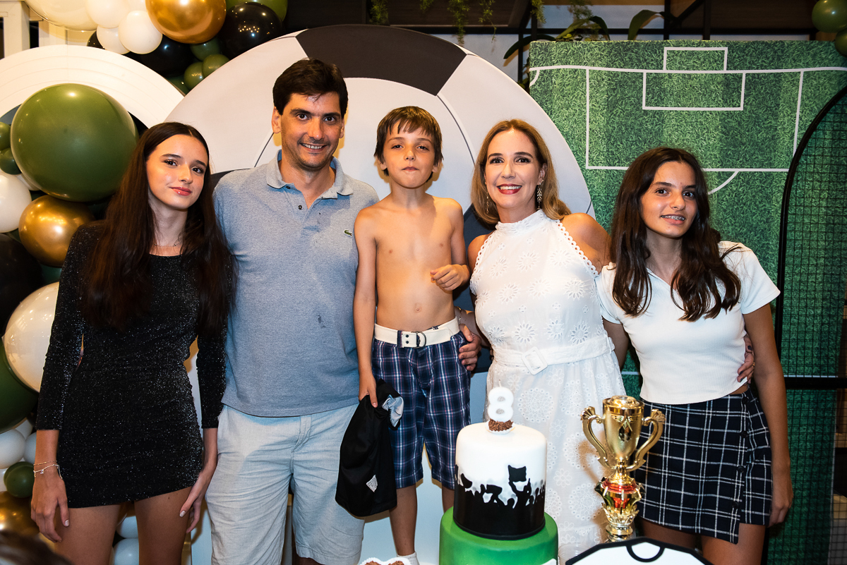 família na hora do parabéns