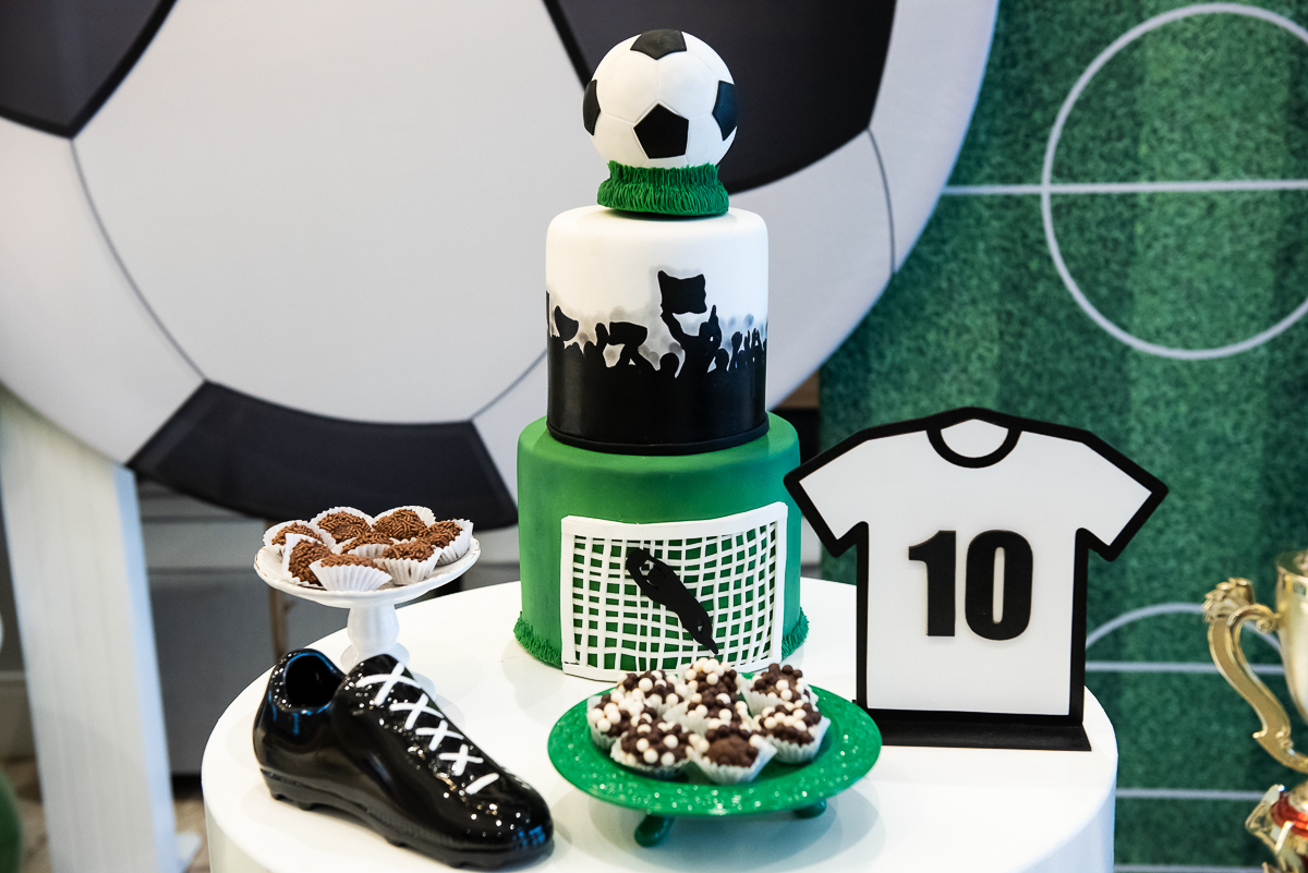 bolo tema futebol, chuteira e camisa 10