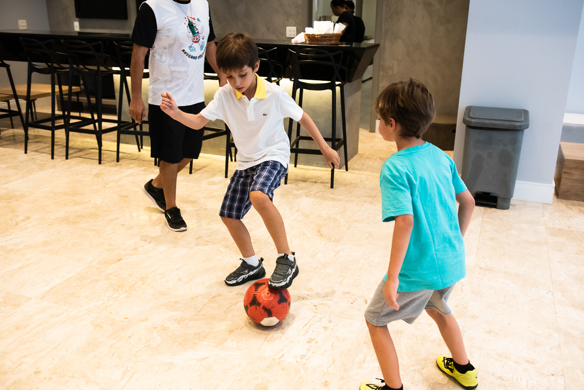 disputando a bola