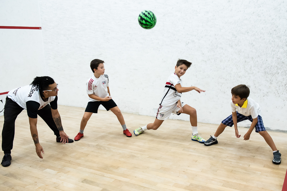 turminha jogando a bola