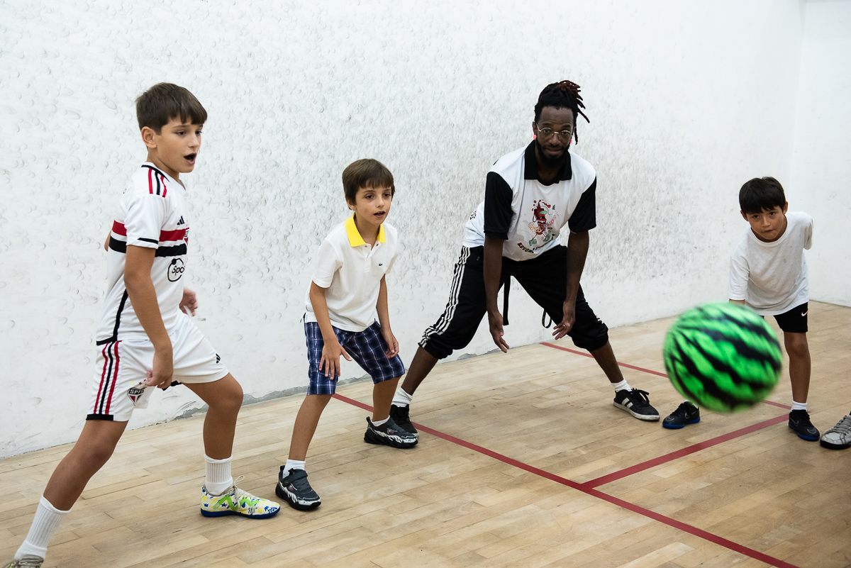 correndo atrás da bola
