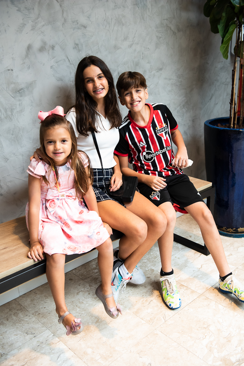 foto com as amigas e primo