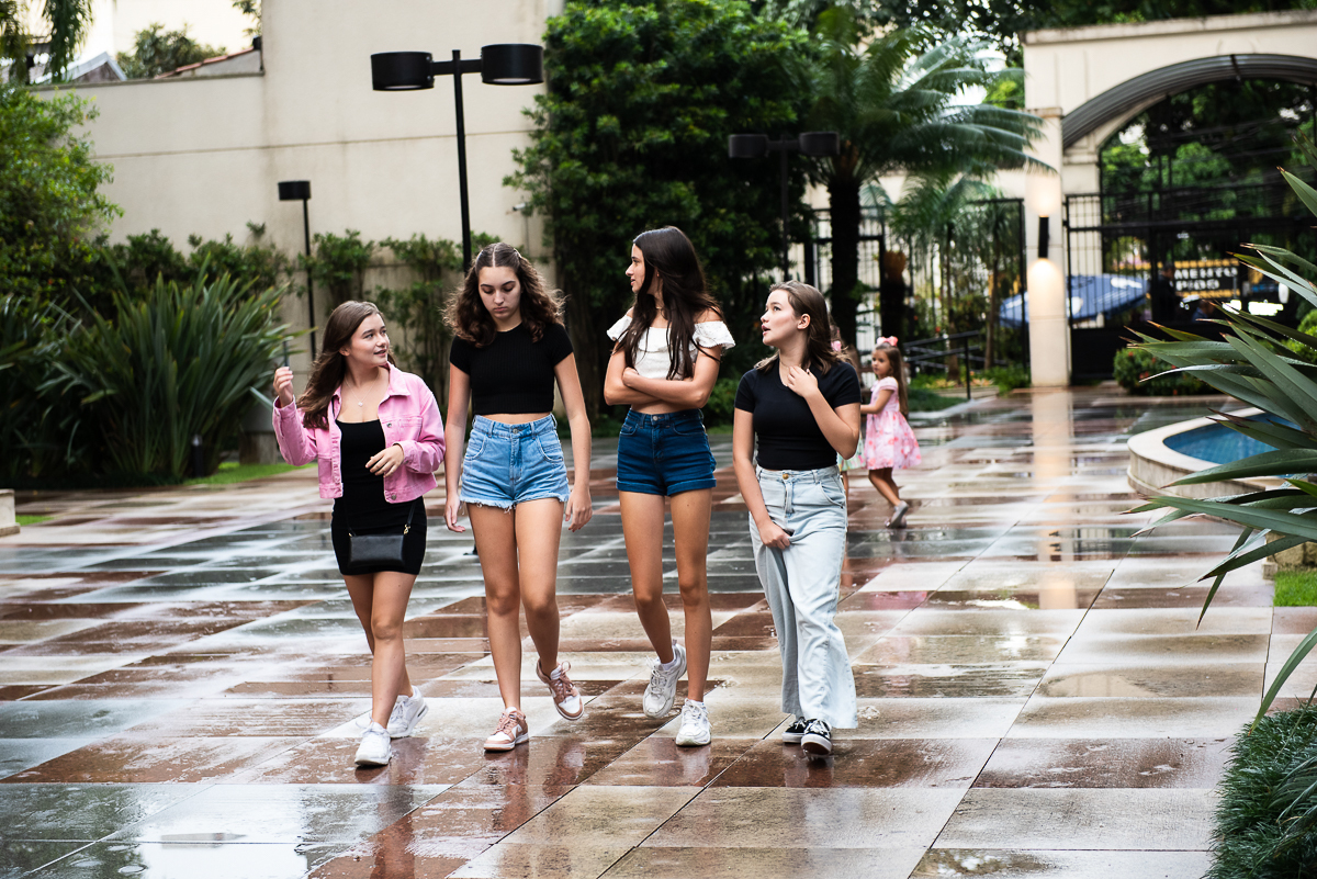 meninas passeando