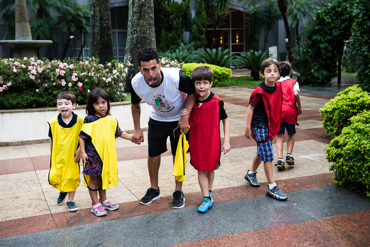 a brincadeira dos meninos não acaba