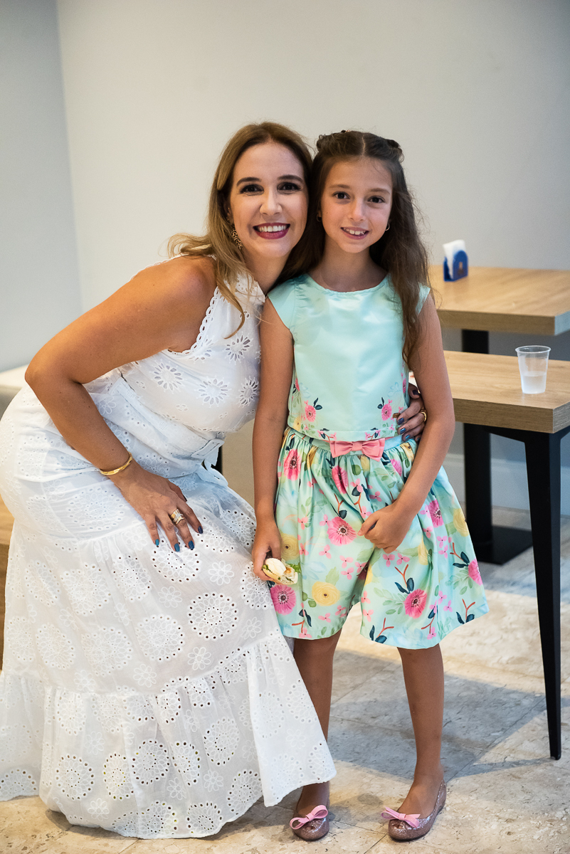 titia abraçando menina