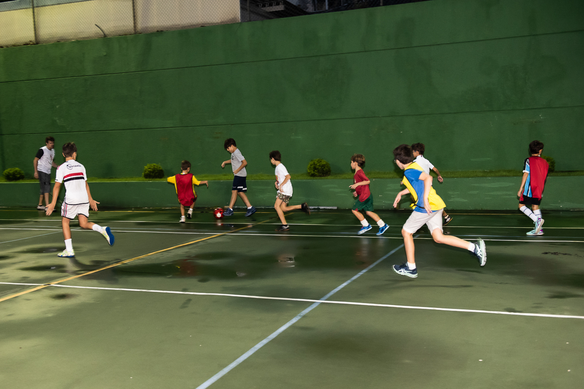 jogando futebol na quadra externa