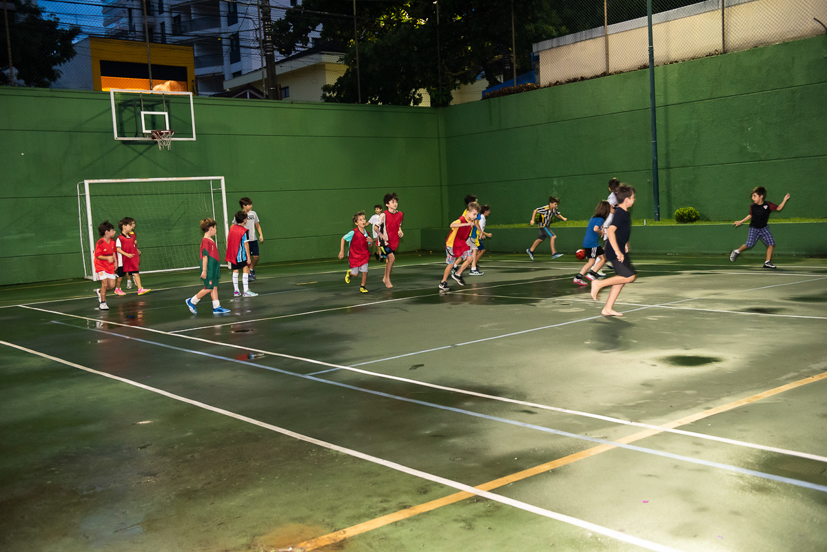 jogando uma partida de futebol