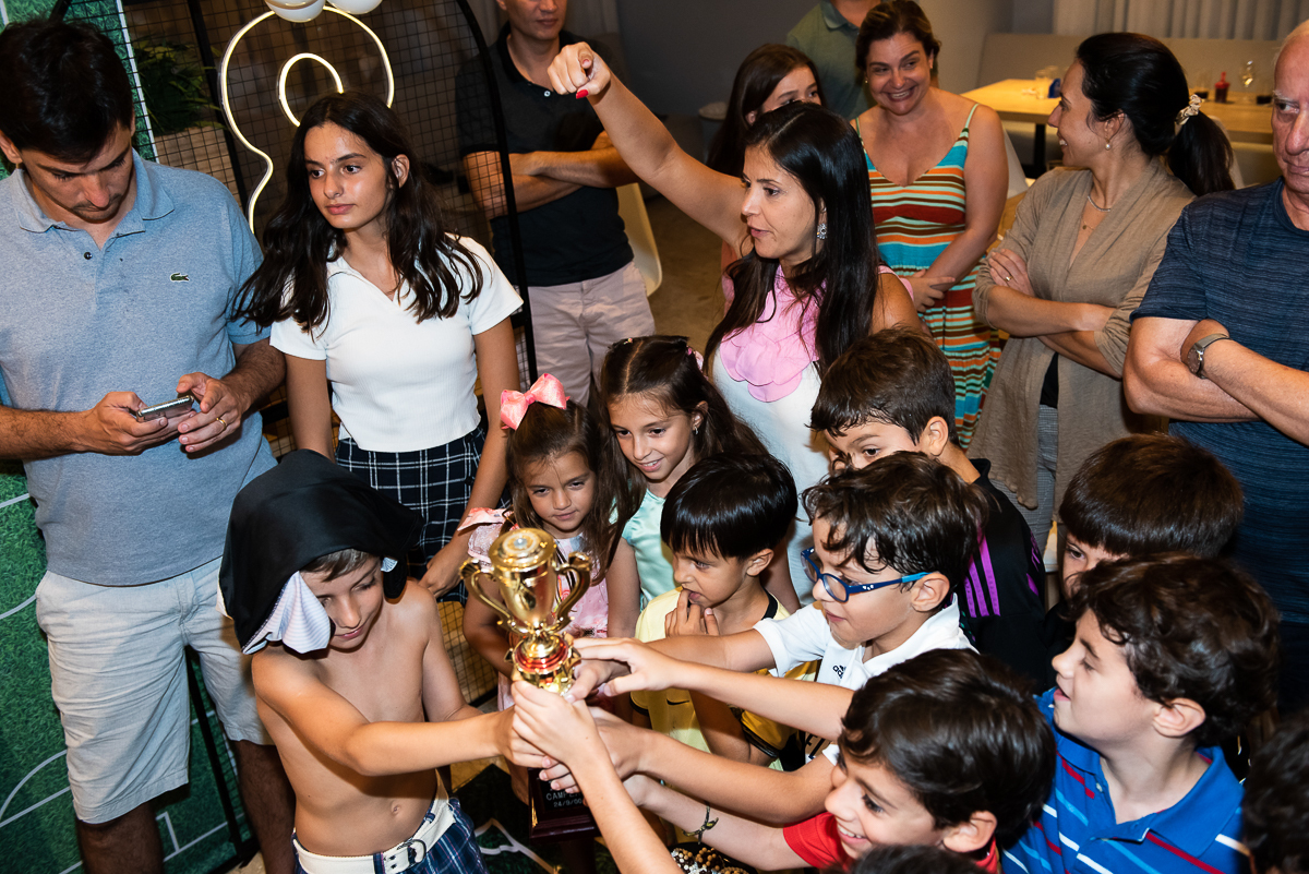 todos querem pegar a taça