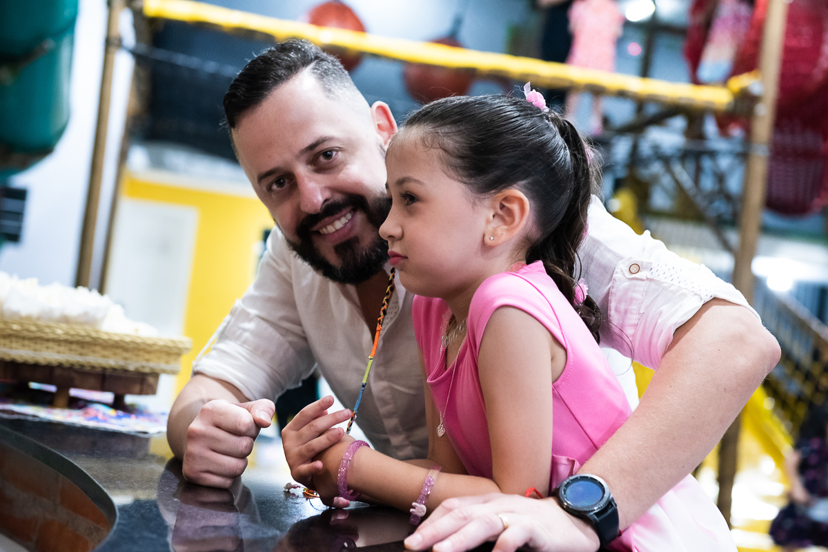 titio jogando com a sobrinha