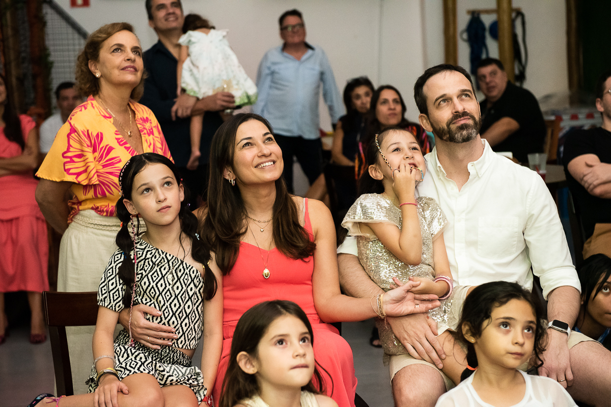 família assistindo a retrospectiva