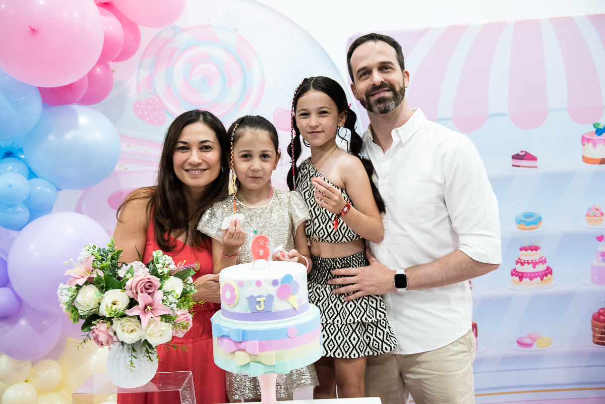 família feliz na hora do parabéns