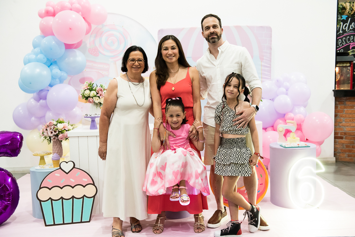 família fazendo foto com a vovó