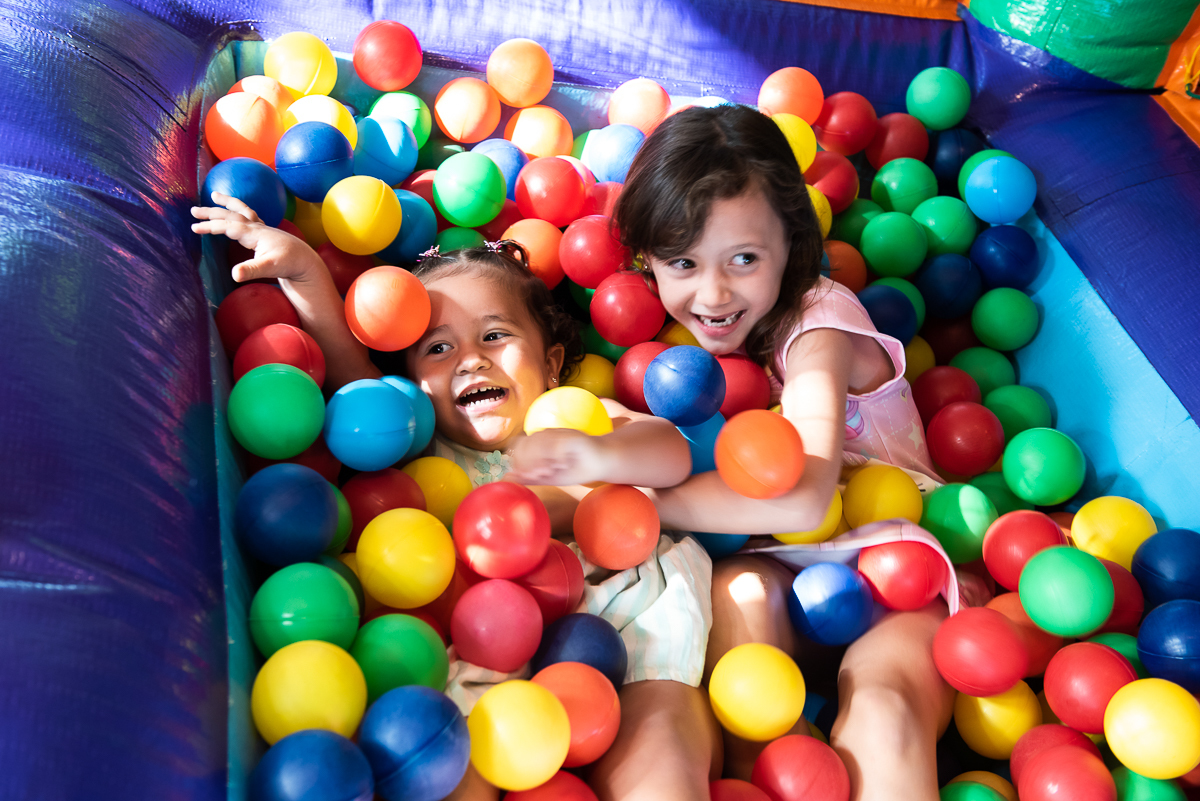 duas meninas na piscina de bolinha
