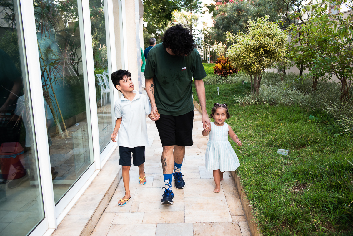 crianças passeando com o tio
