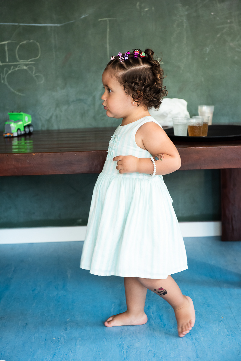 menininha passeando
