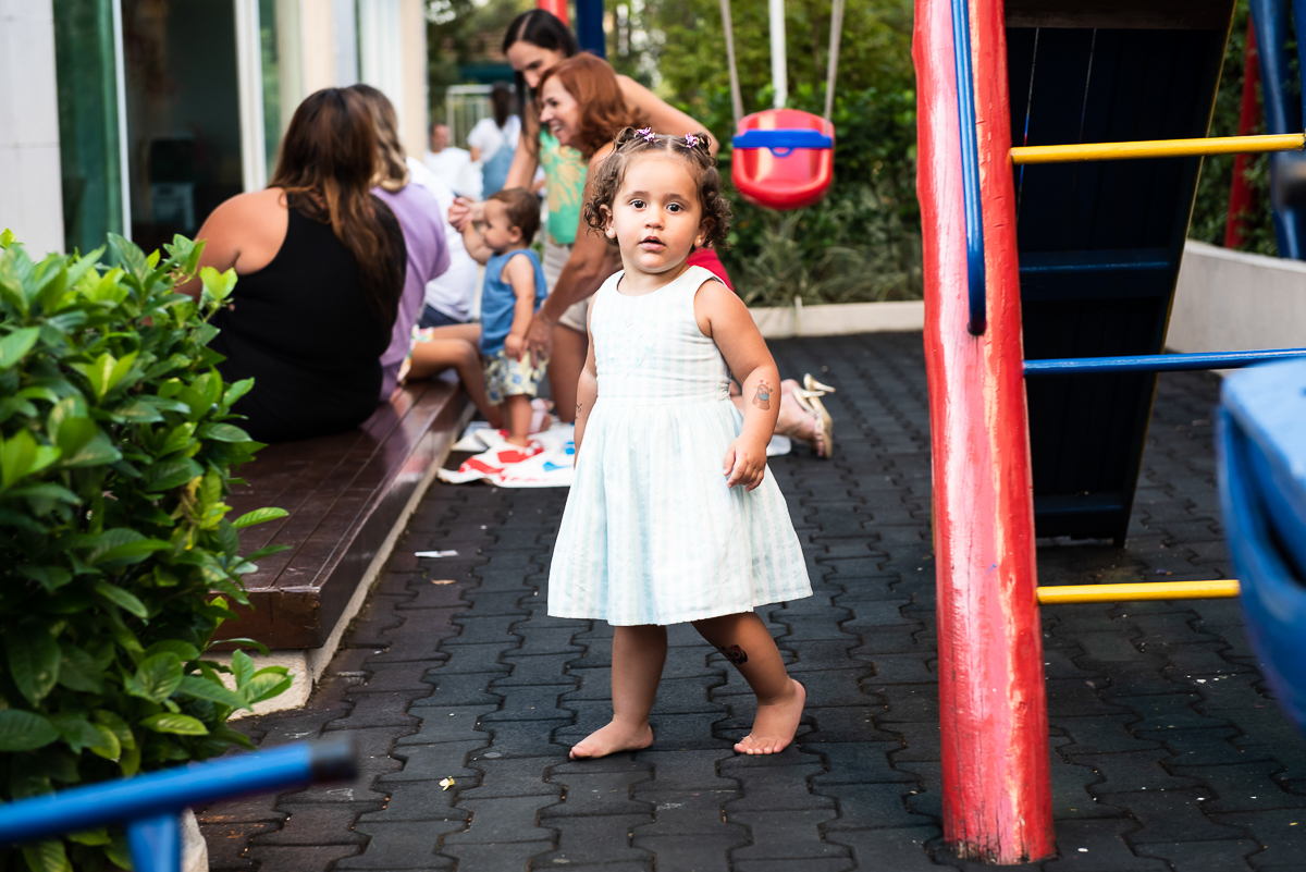 Mari curtindo sua festa no playground