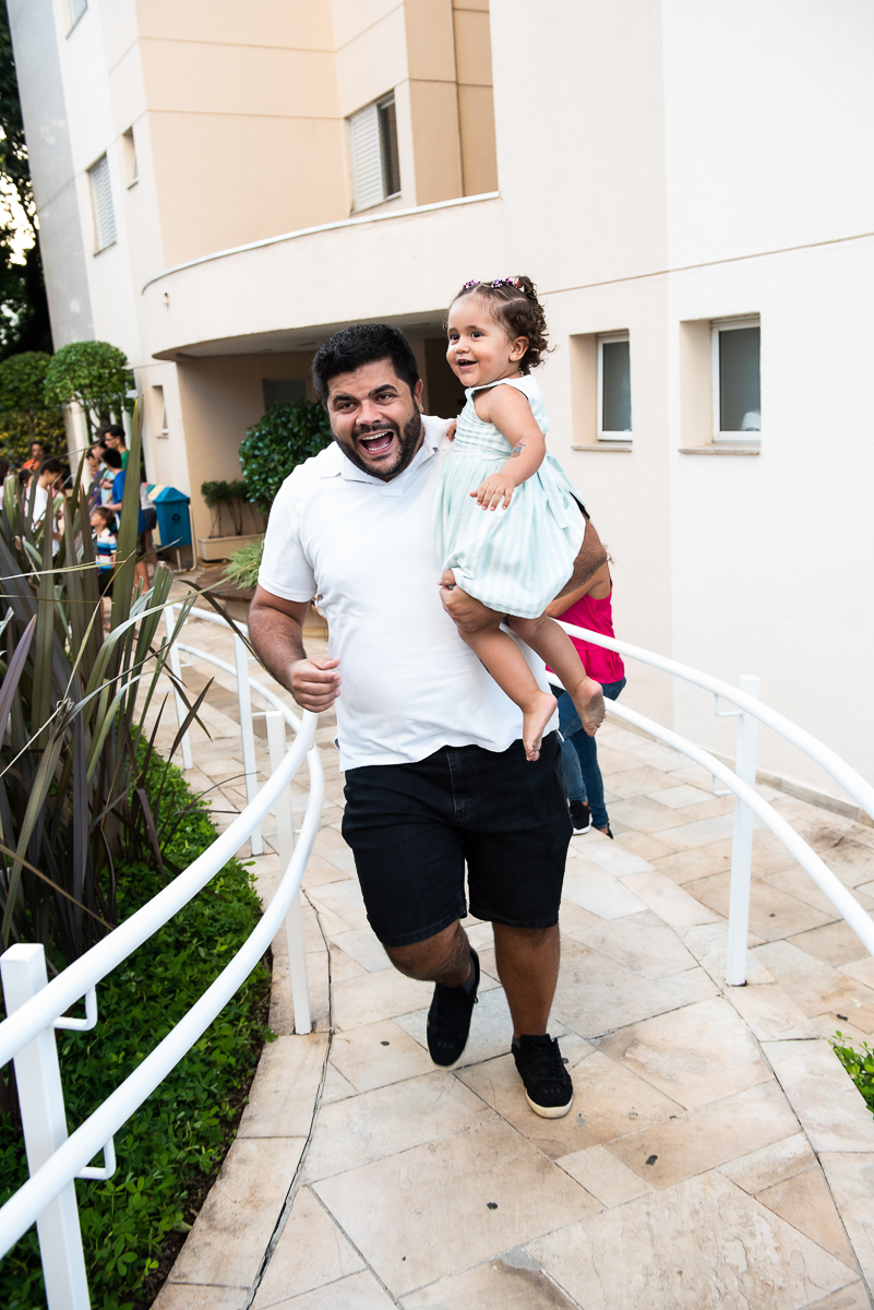 papai correndo com a bebê no colo