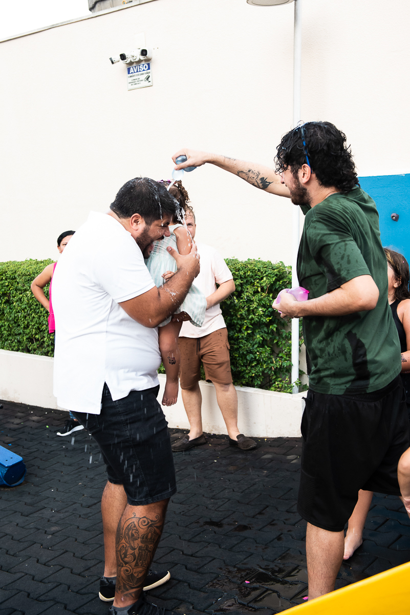 jogando água na cabeça do papai