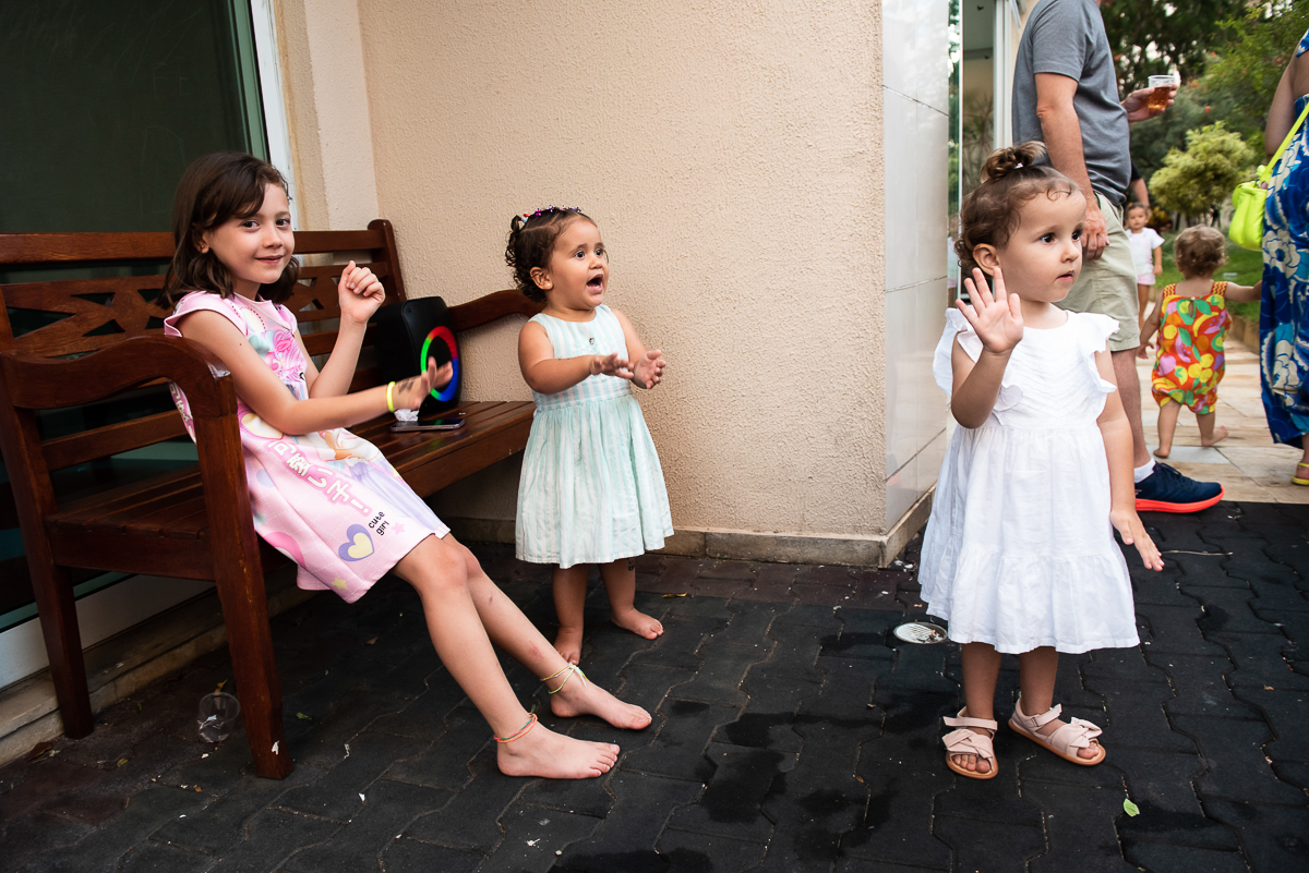 três meninas se divertindo