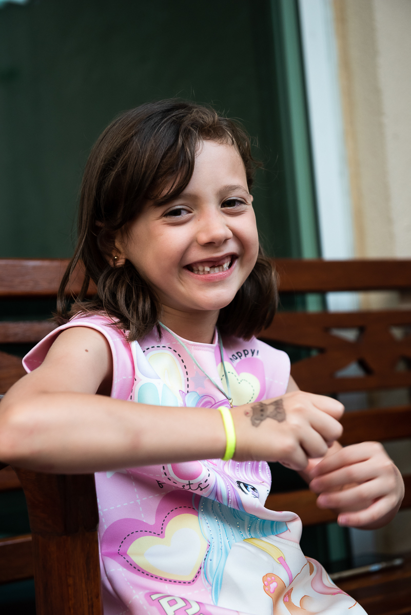 menina banguela sorridente