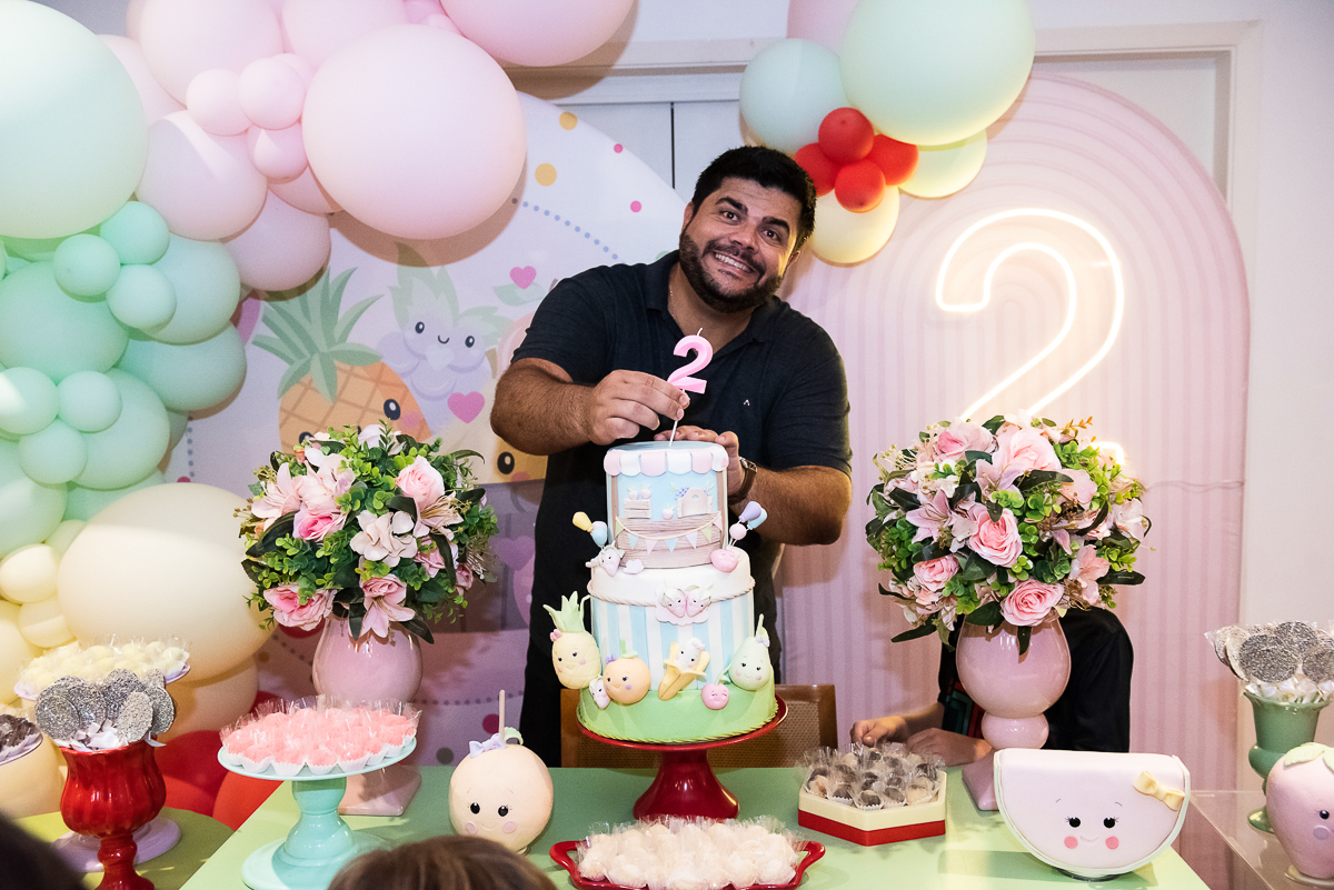 Papai preparando a velinha de 2 anos para os parabéns