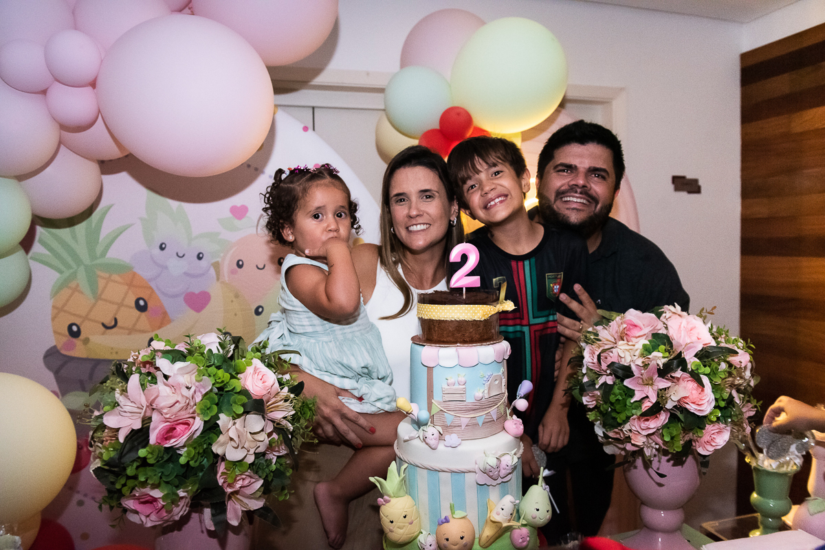 família feliz na mesa de parabéns