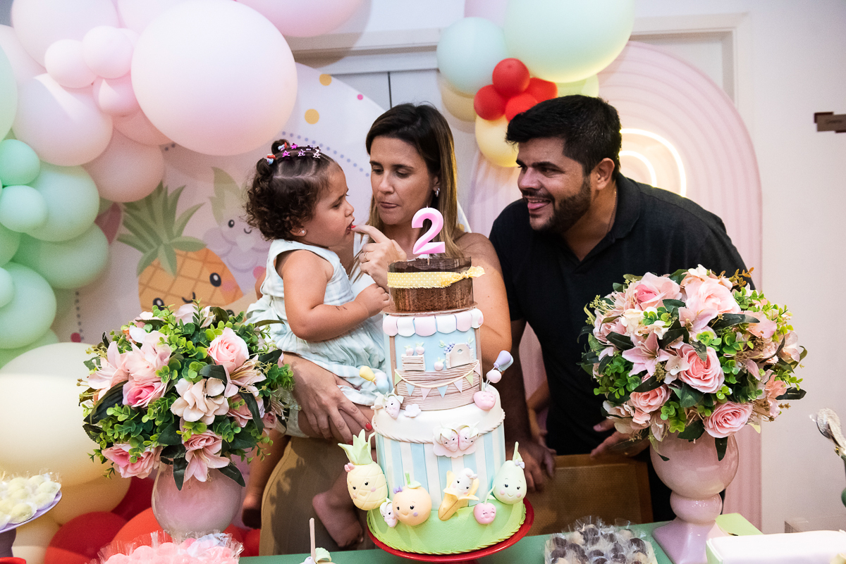 menina curtindo seus parabéns