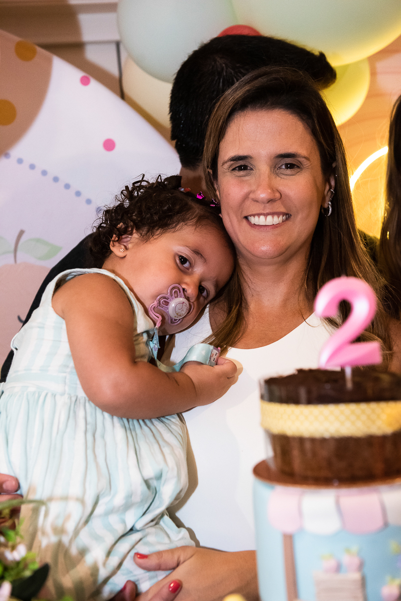 bebê está com sono no colinho da mamãe
