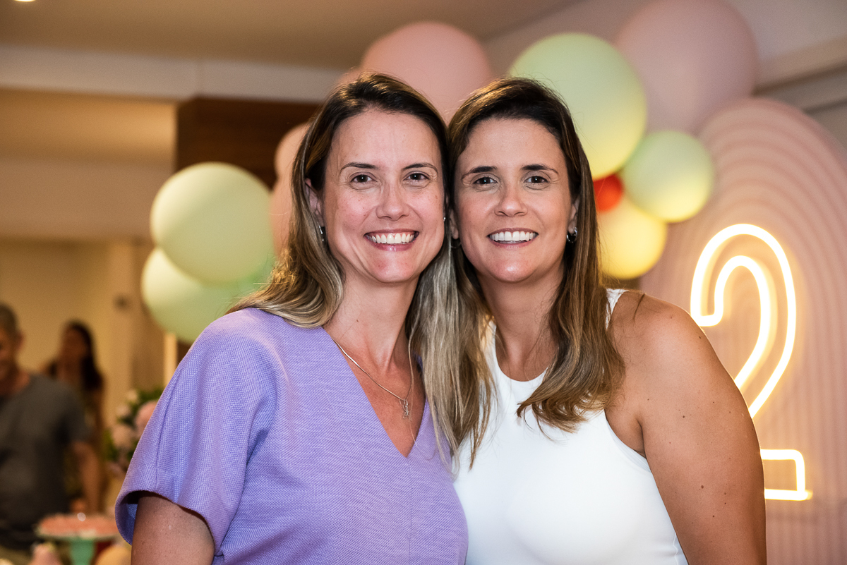 duas irmãs felizes