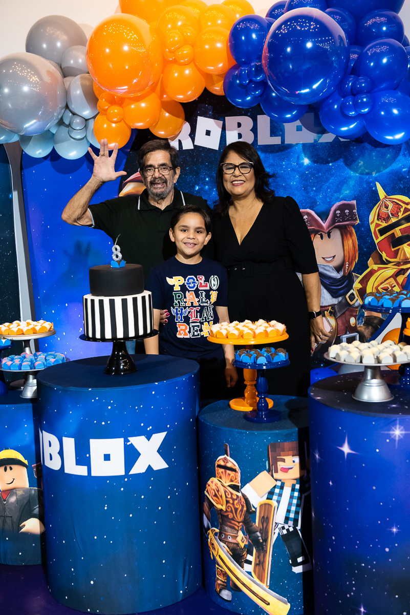 avós fazendo foto com o aniversariante