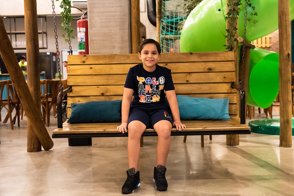 criança curtindo o banco de madeira