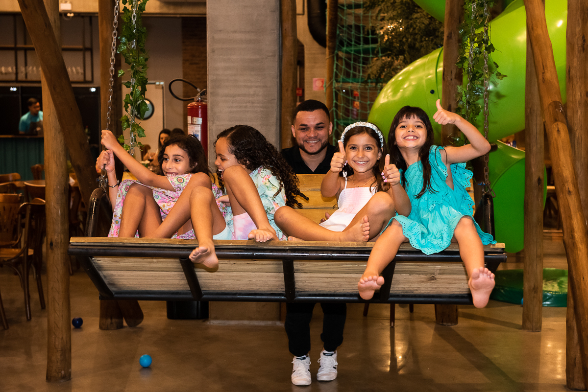 meninas curtindo o balanço de madeira