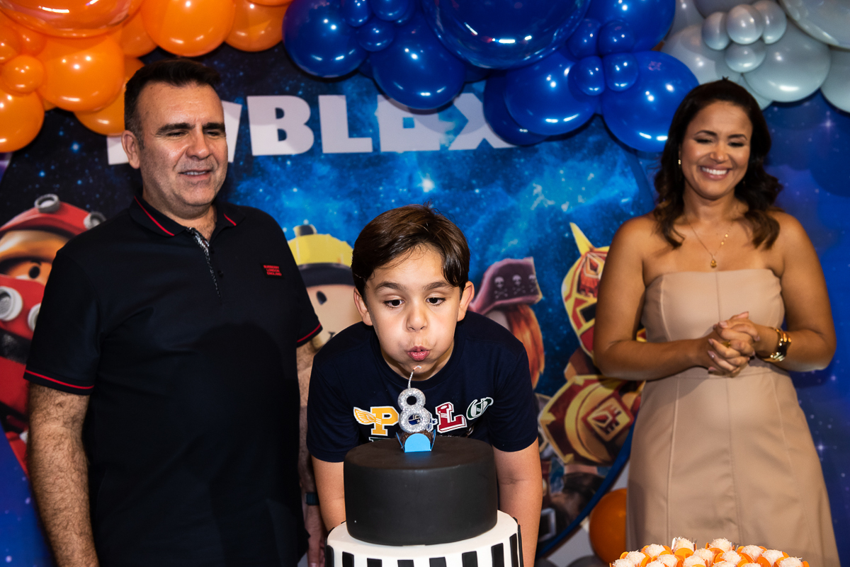 assoprando a velinha de oito anos novamente