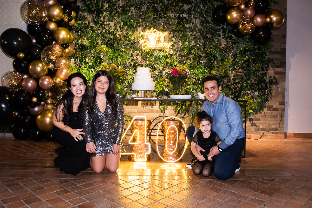 família feliz posando para fotos