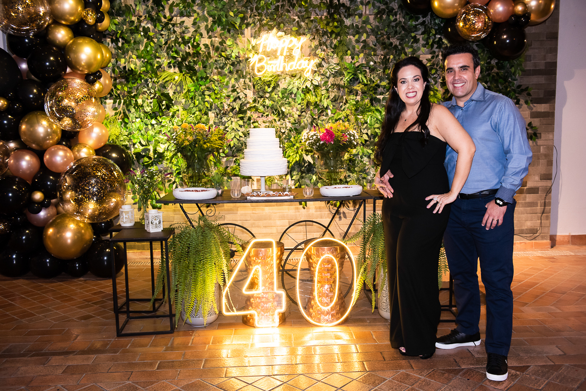 casal se abraçando na mesa de parabéns
