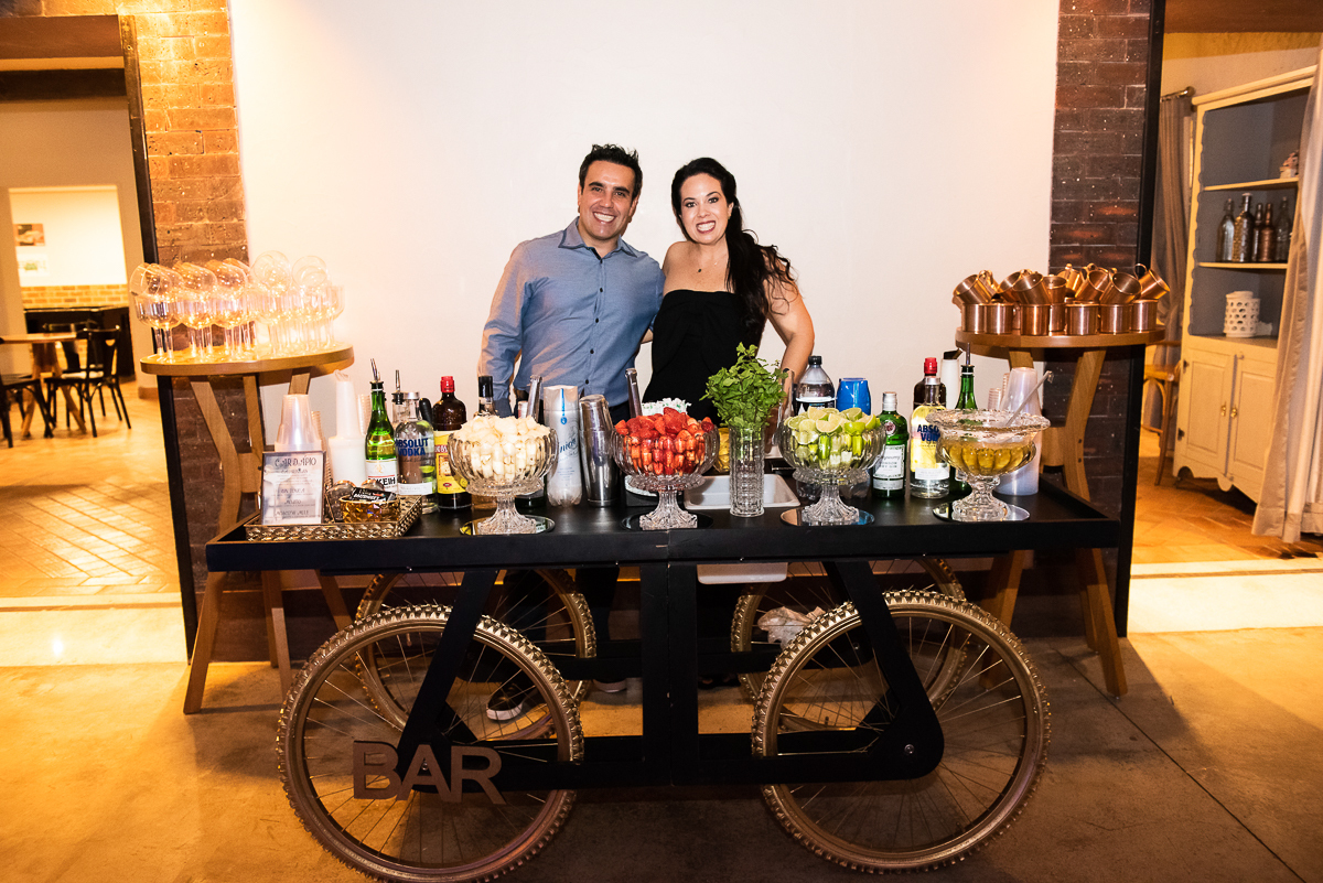 casal na mesa de drinques