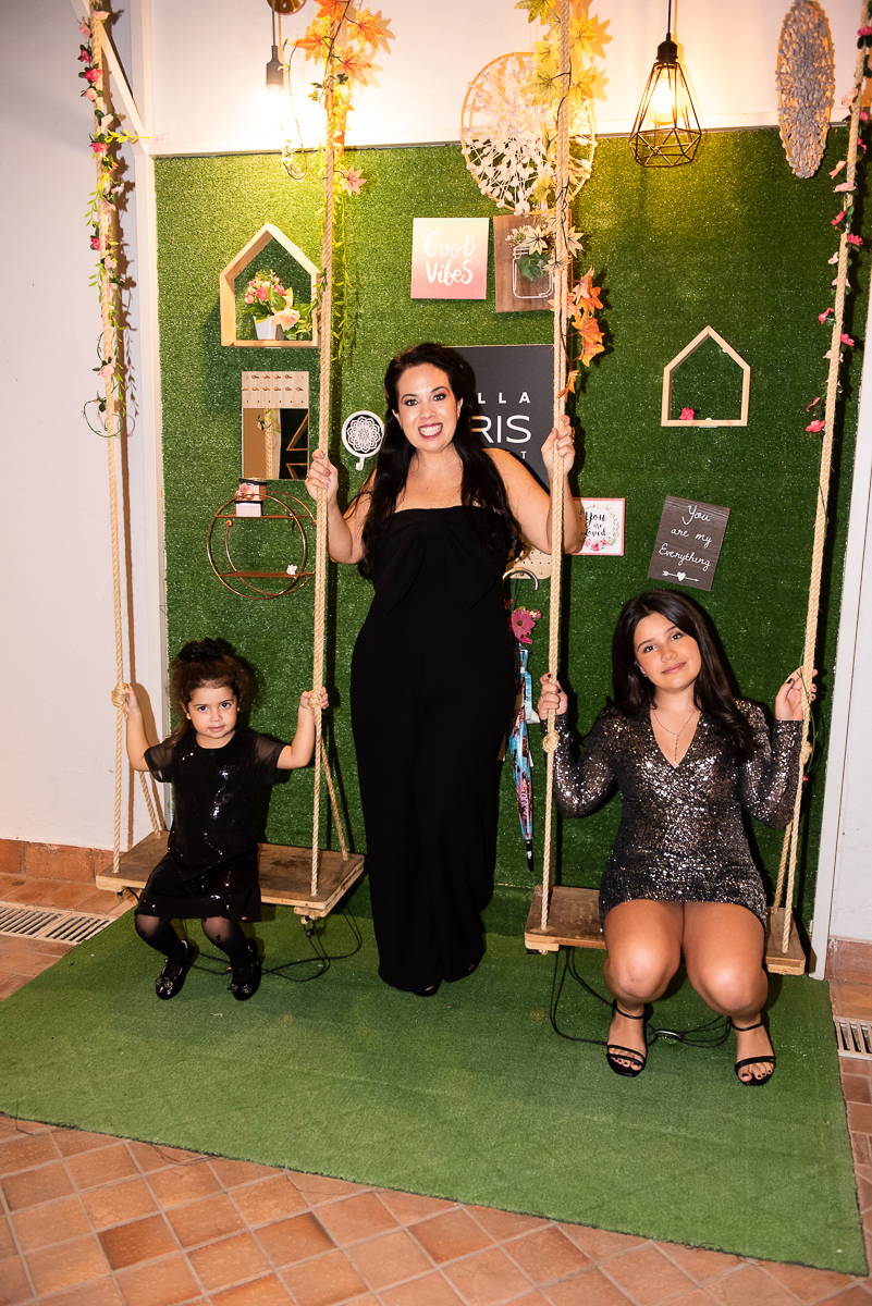 mamãe com as filhas no balanço