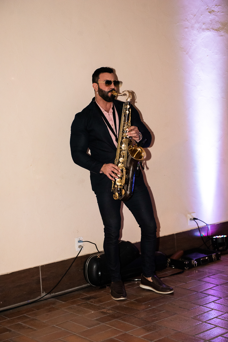 rapaz tocando saxofone