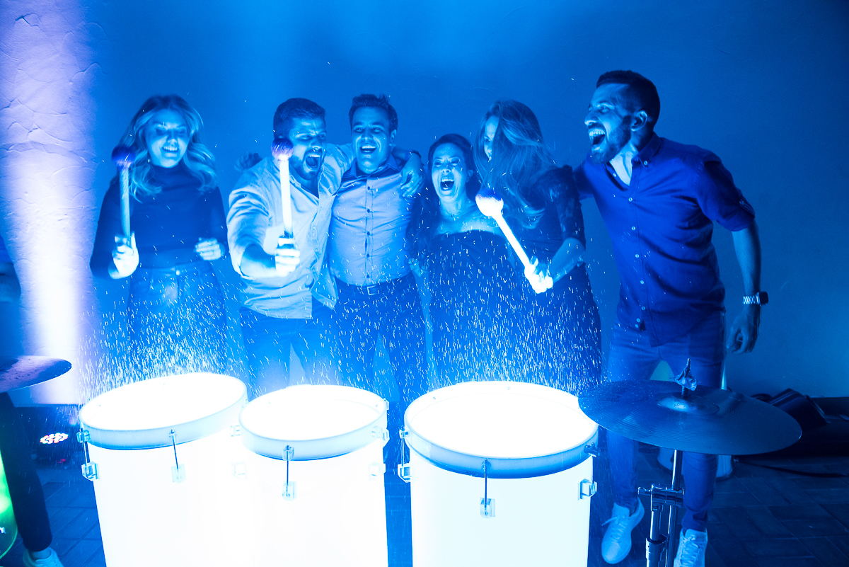 família toda tocando tambores com gliter colorido