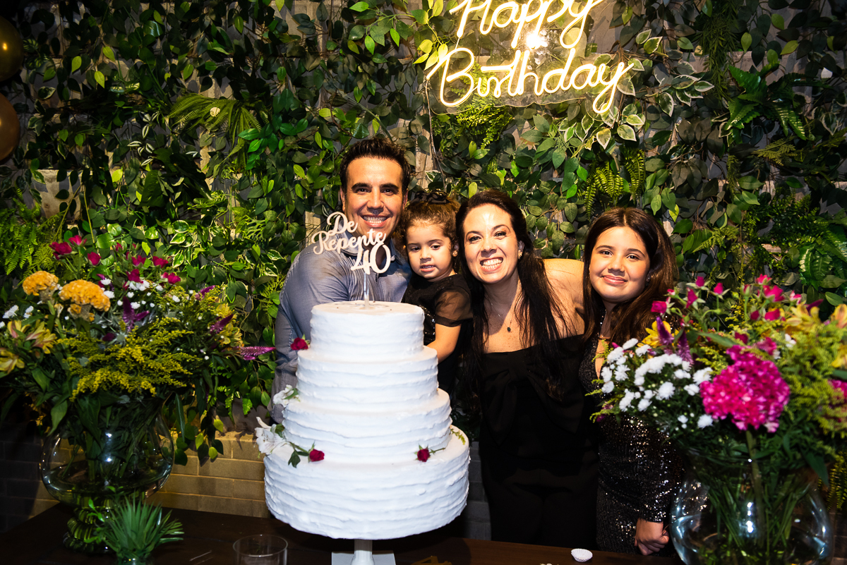 família feliz fazendo fotos na hora do parabéns