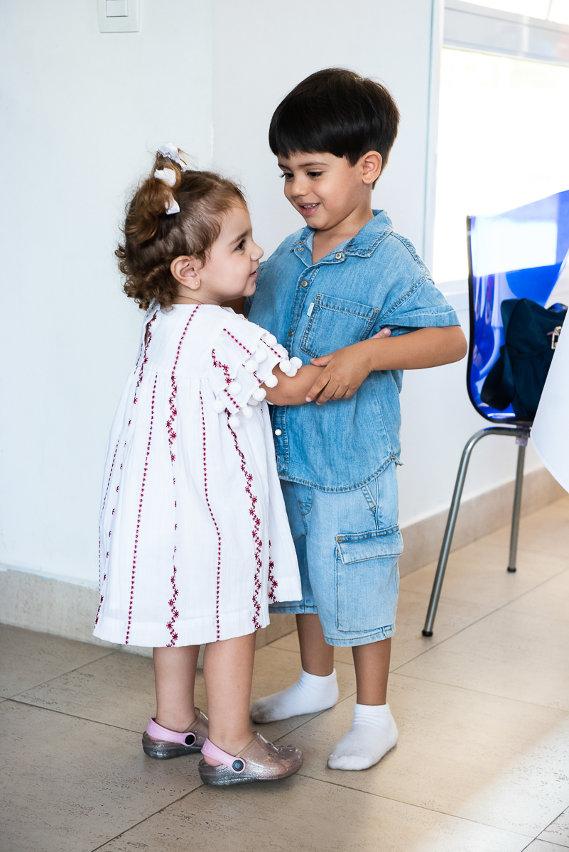 abraço da amiguinha