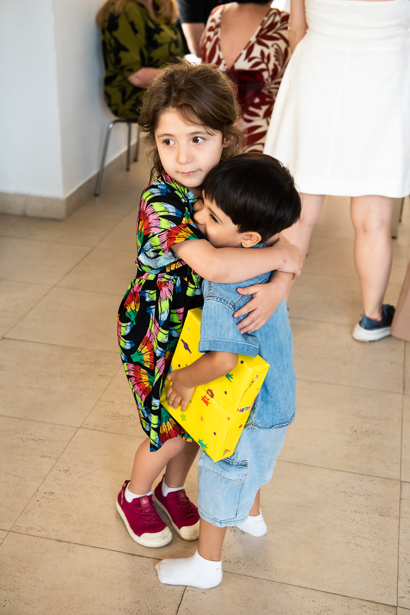recebendo o presente da amiguinha