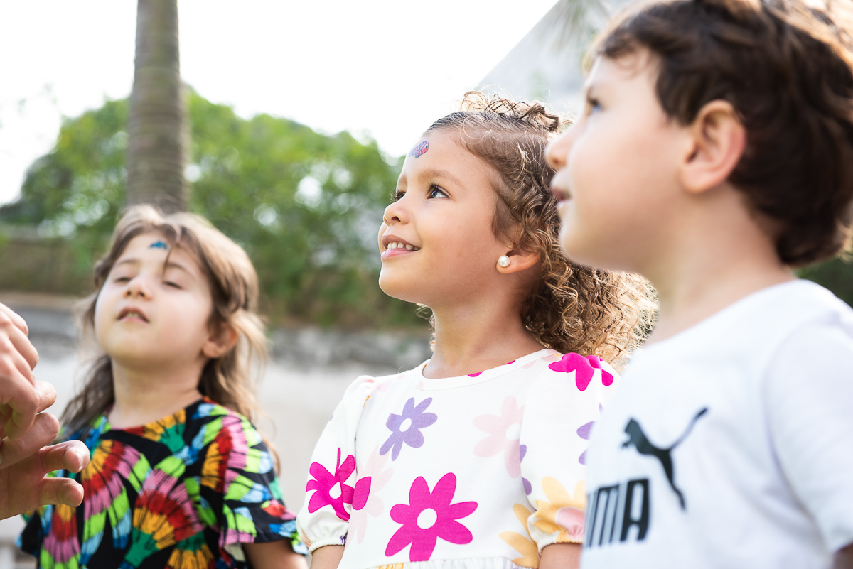 crianças escutando o tio