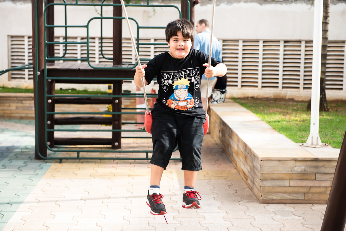 menino se divertindo no balanço