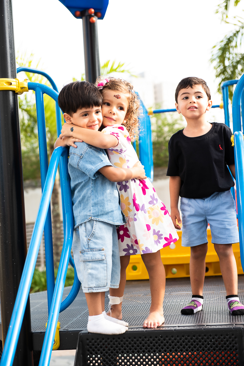 abraço da amiguinha