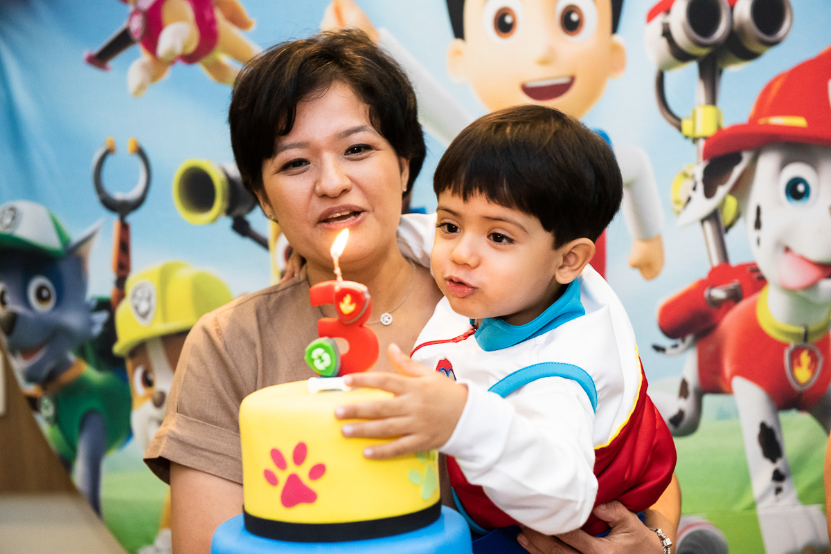 é hora de assoprar a velinha de 3 anos