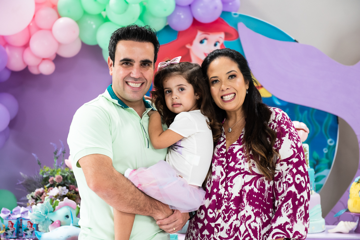 aniversariante no colo do papai para a foto