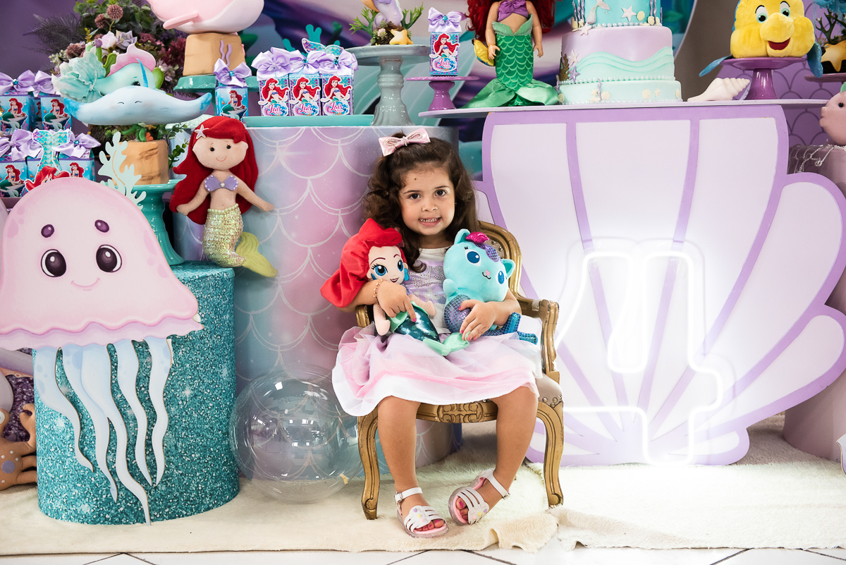 mais uma foto da aniversariante na cadeira da ariel