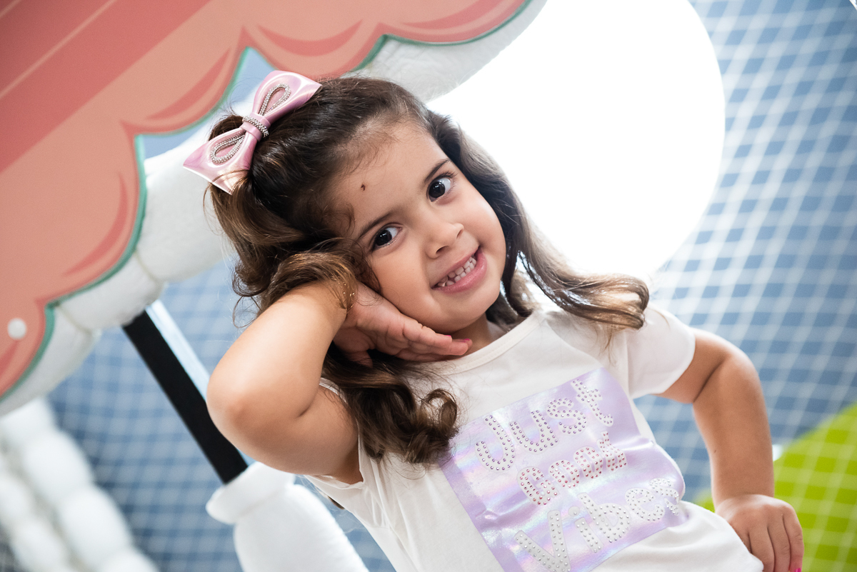 menina fazendo charme